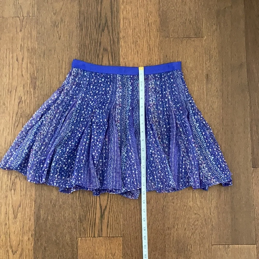 Darling purple mini skirt with gold thread and floral detail - Picture 5 of 7